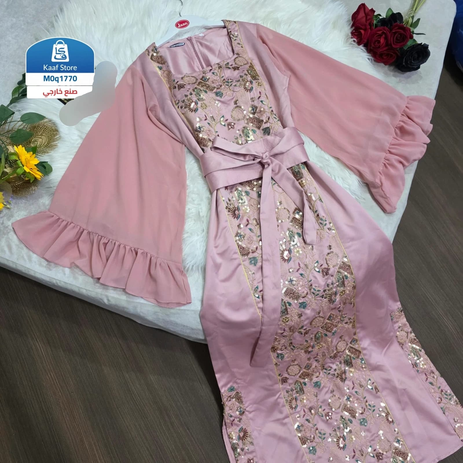 فستان طويل مطرز بالترتر وحزام حرير thumbnail 3