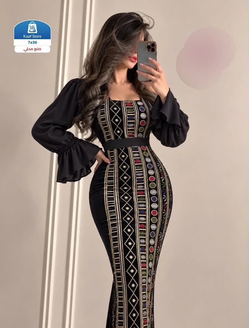 فستان مخمل فاخر بنقشة ملونة وتطريز ذهبي