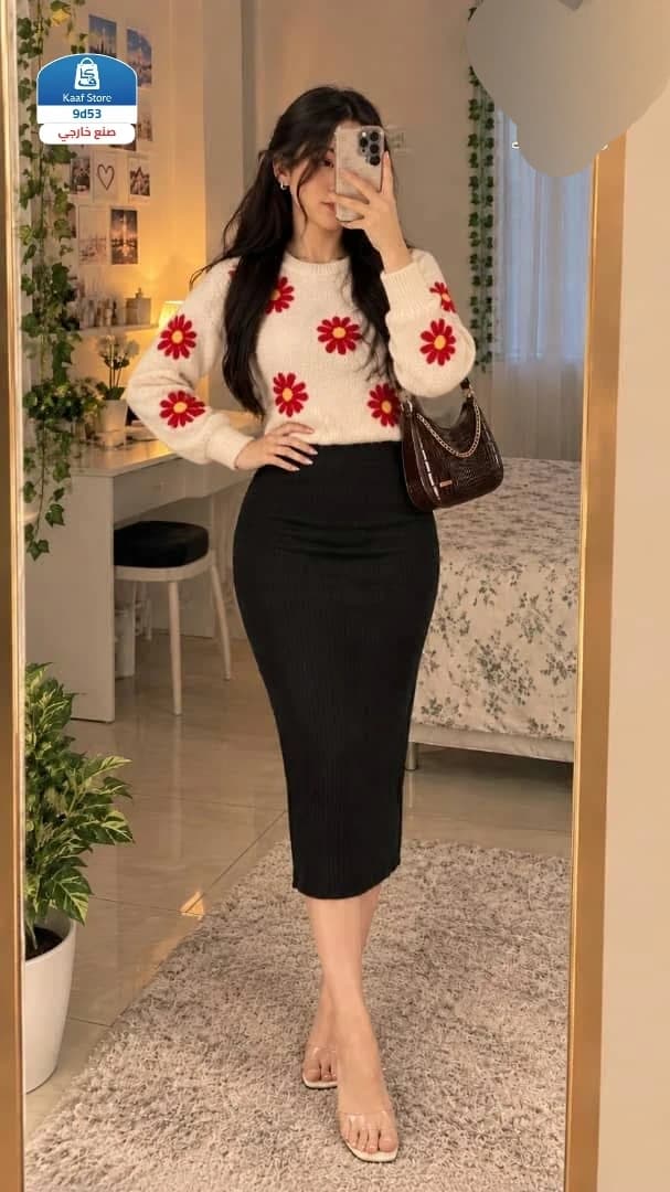 بلوفر تريكو ناعم بتطريز ورد Daisy + تنورة ميدي سوداء - صورة 1