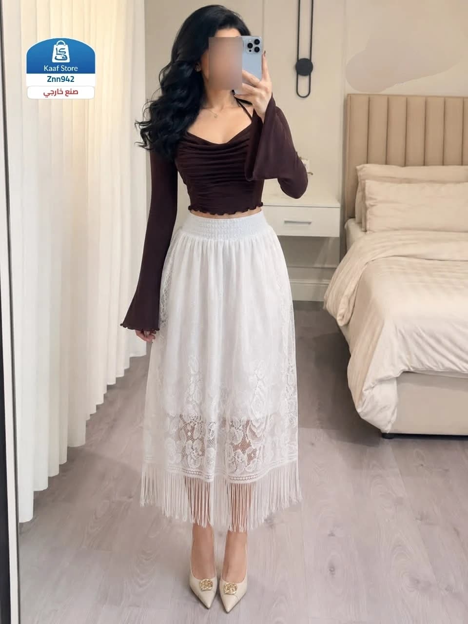 طقم نسائي أنيق بلوزة سوداء وتنورة دانتيل بيضاء - صورة 1
