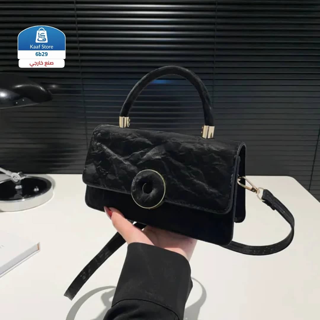 شنطة نسائية فاخرة بتصميم مخملي أنيق ولمسات ذهبية