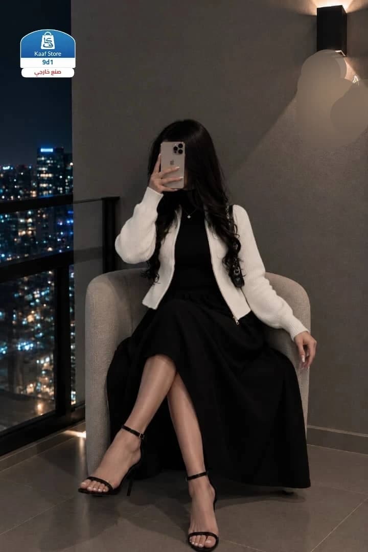 جاكت تريكو أوف وايت مع فستان أسود - صورة 1
